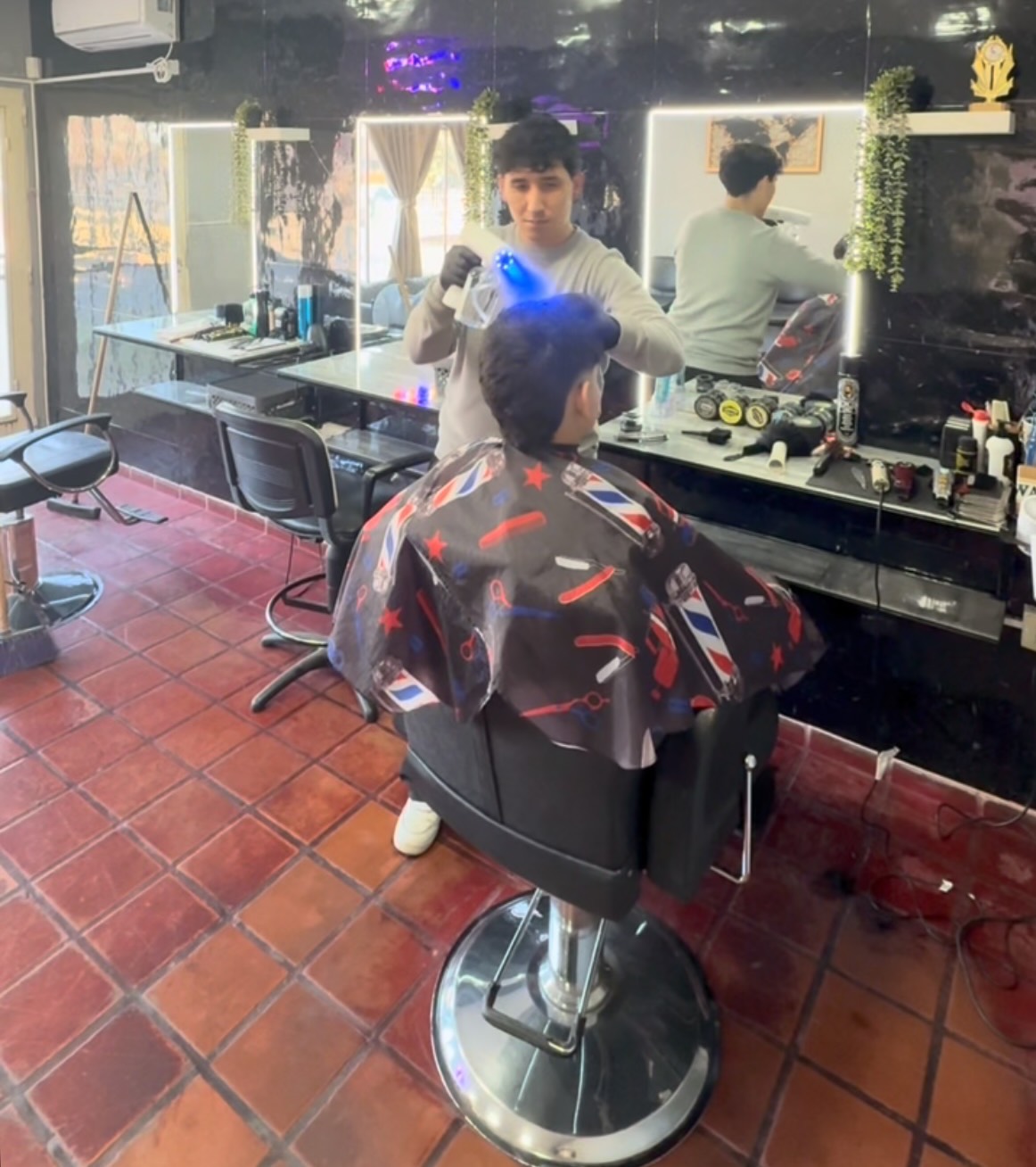El y Ella Peluqueria y barberia